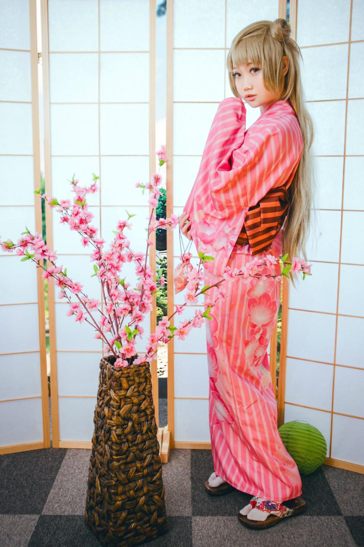 焖焖子扮演南小鸟侧身站在屏风前