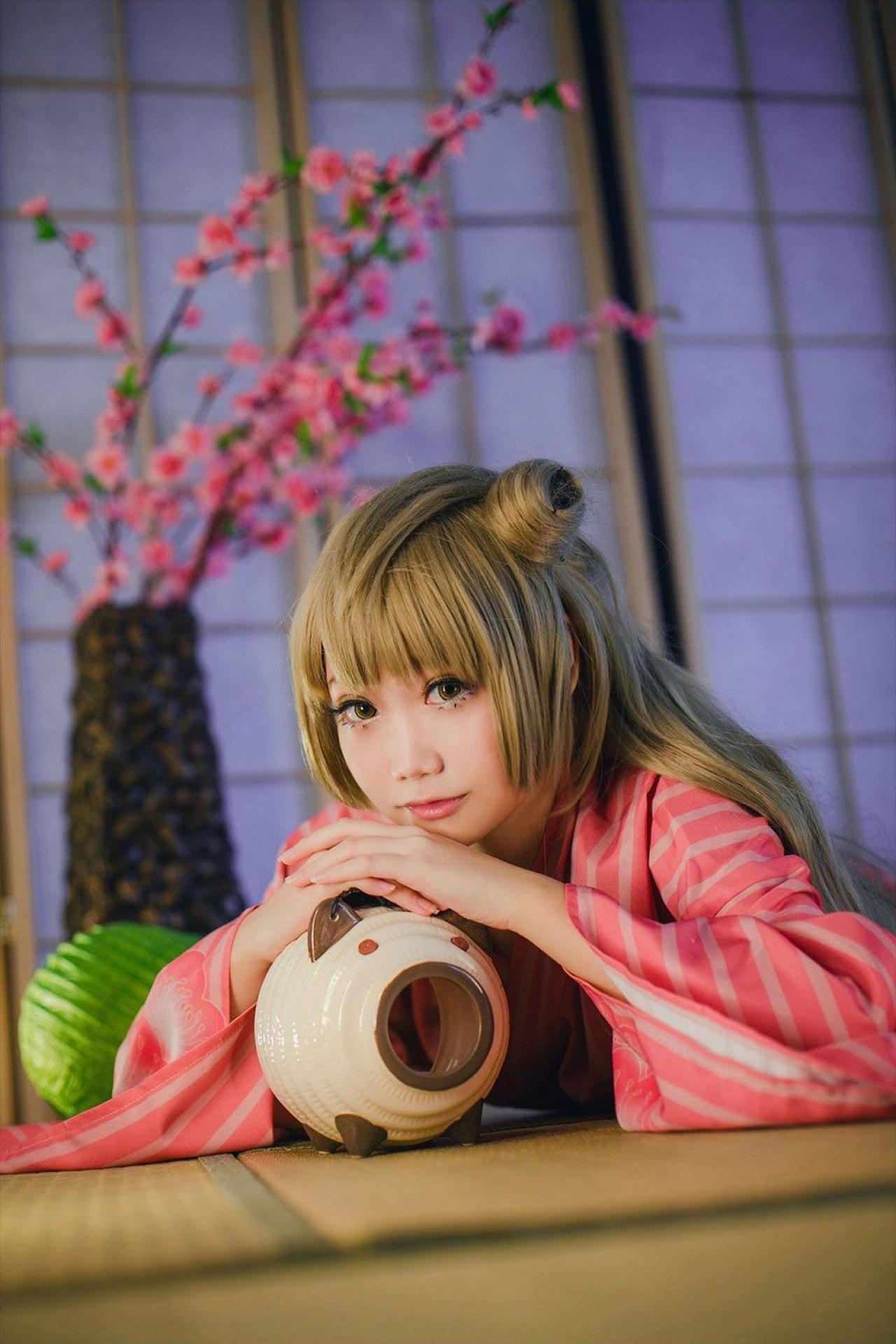 焖焖子扮演南小鸟双手叠放在小猪香炉上