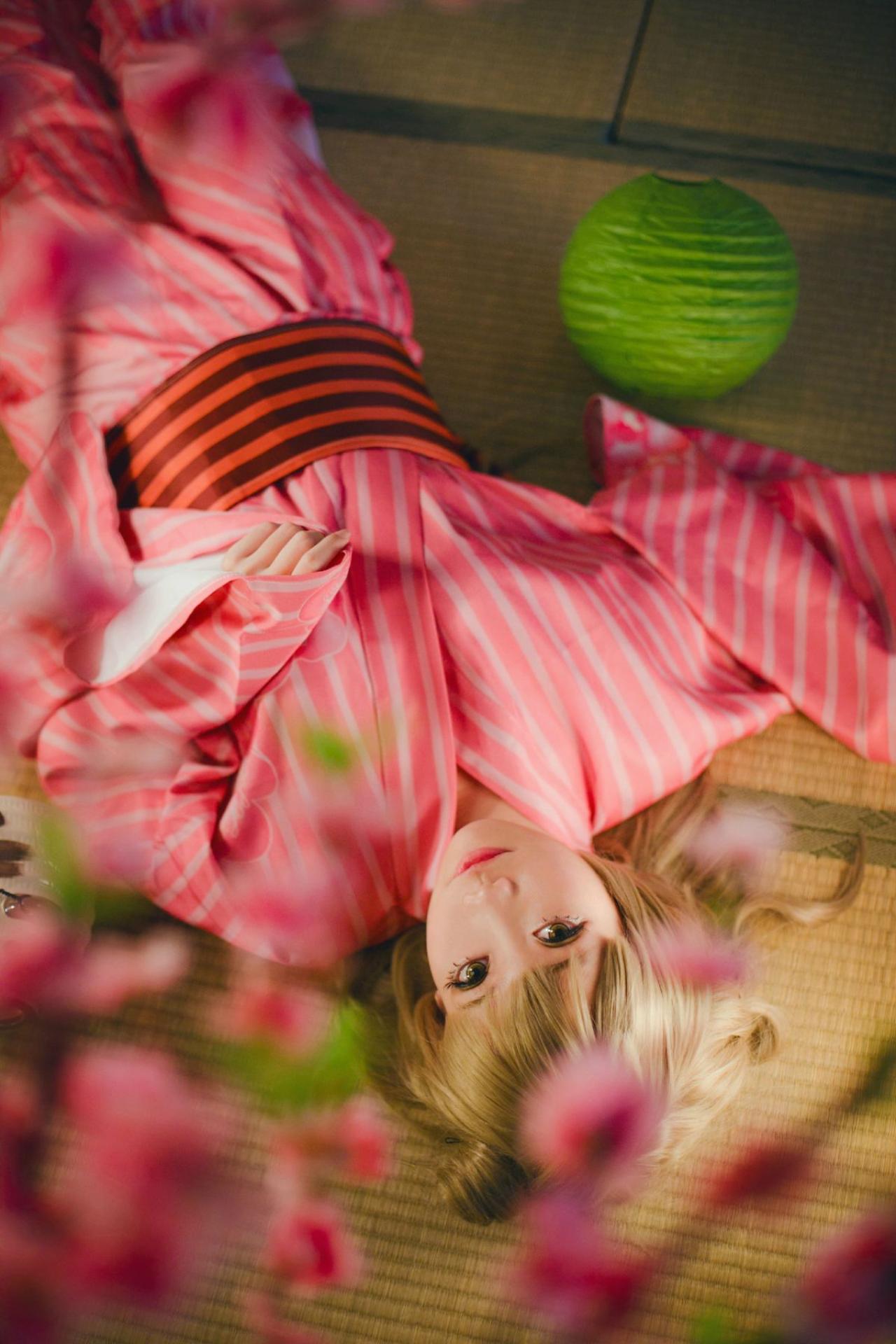 焖焖子扮演南小鸟躺在席子上