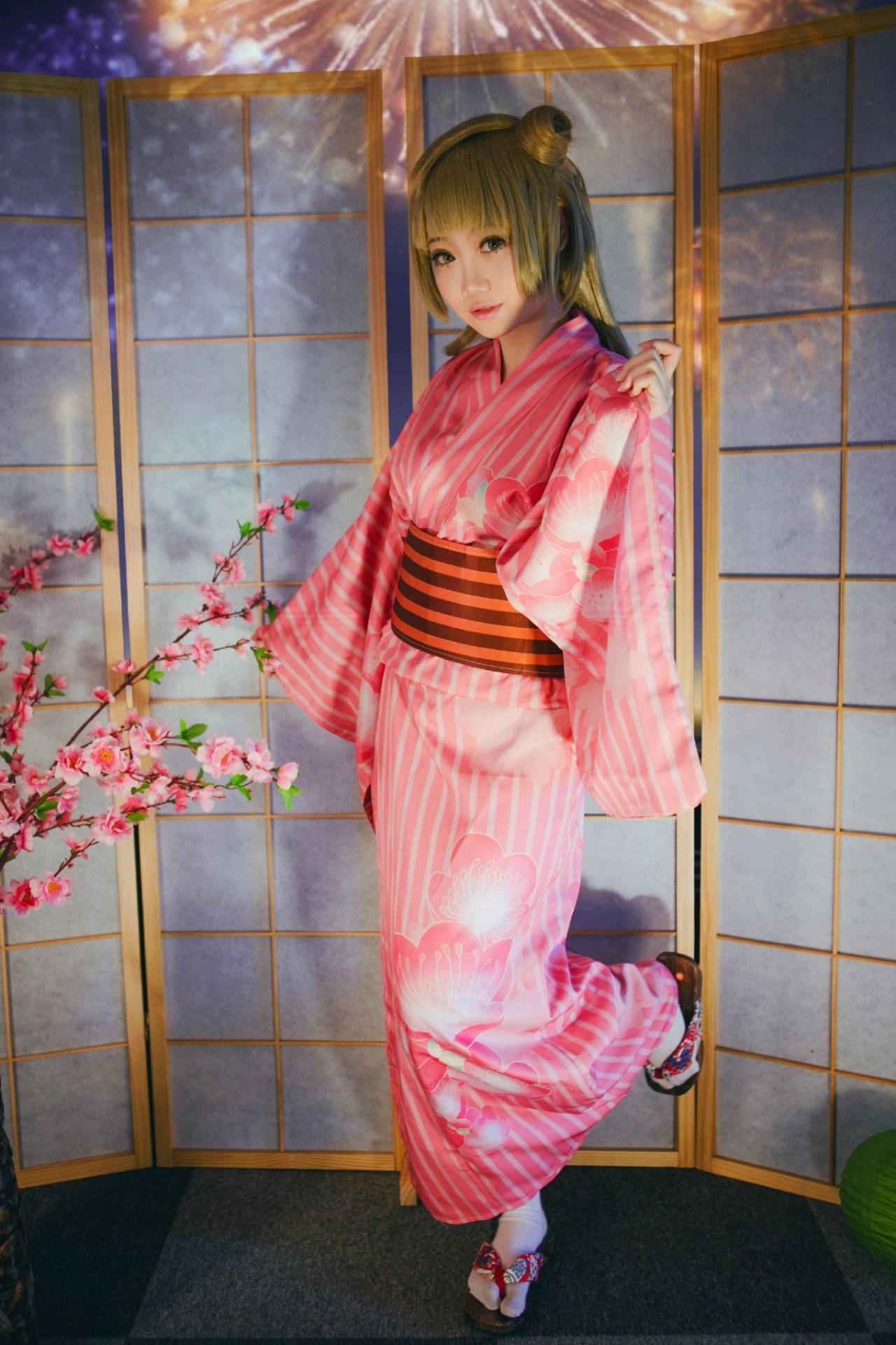 焖焖子扮演南小鸟站在日式屏风前，屏风后烟火绽放