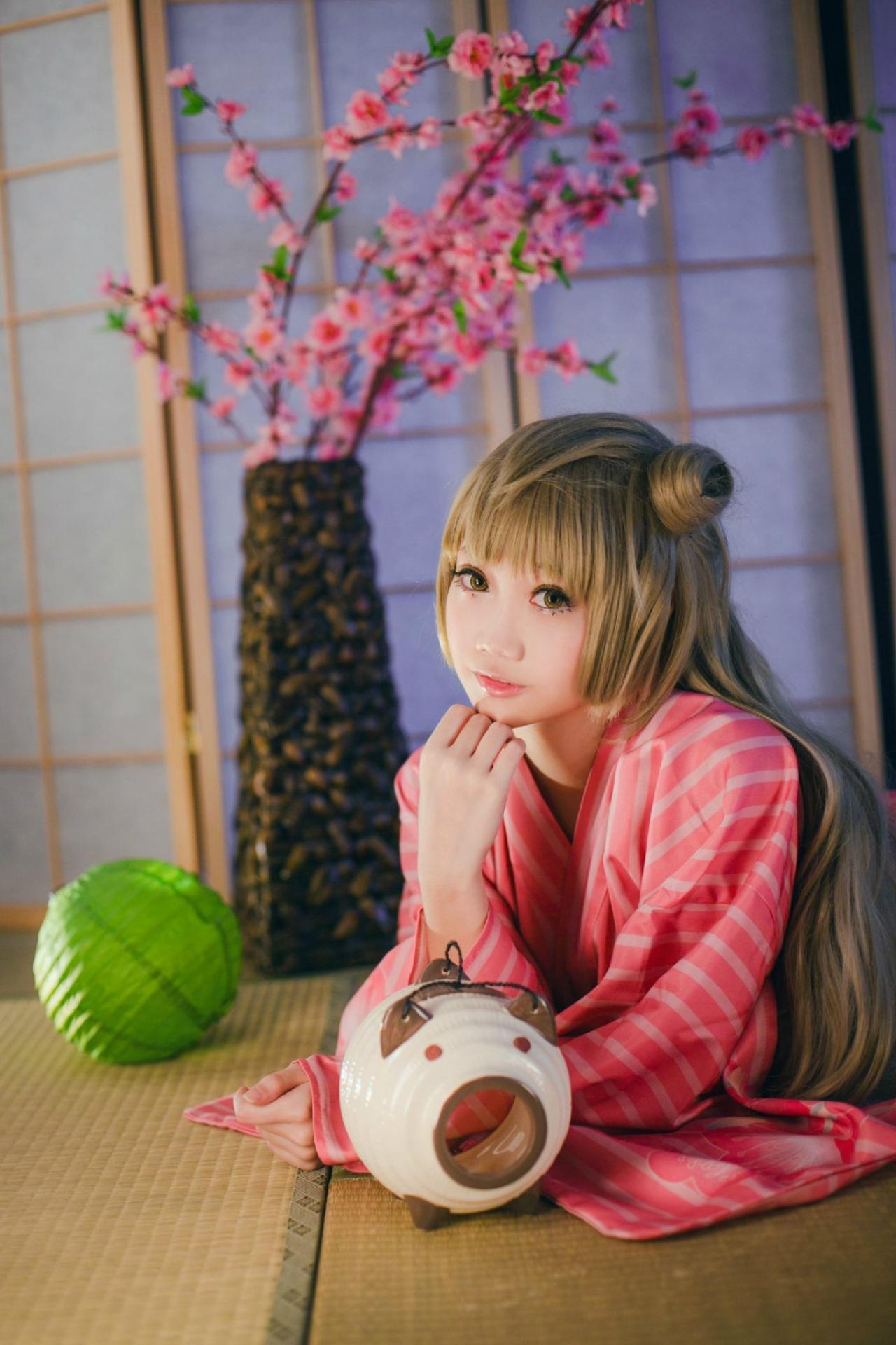 焖焖子扮演南小鸟扒在席子上，撑着下巴，身前放着小猪香炉