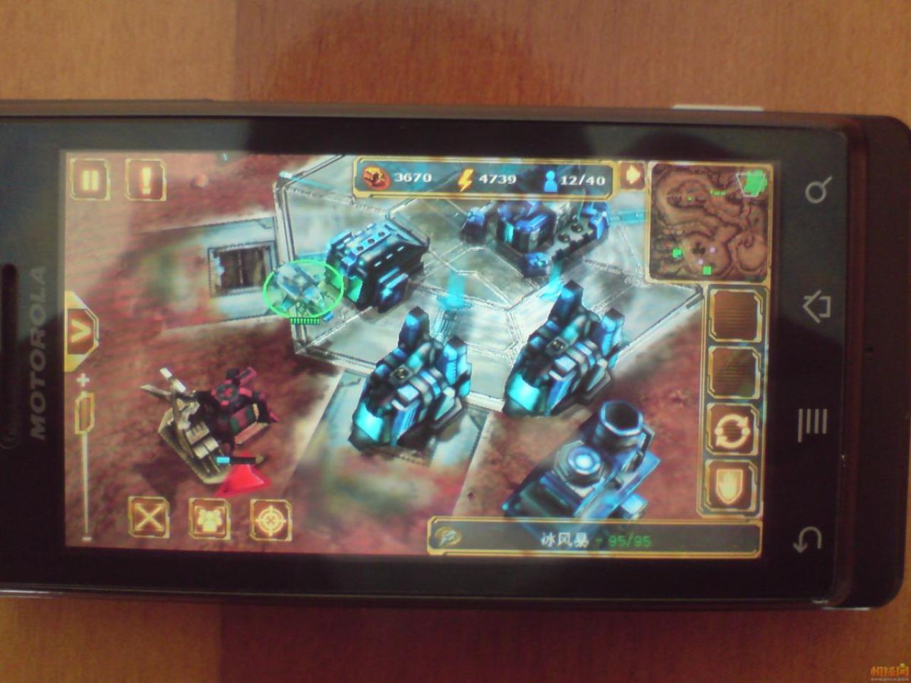 手机运行即时战略游戏《星际前线：冲突》 来自Gfan会员13764544196拍摄