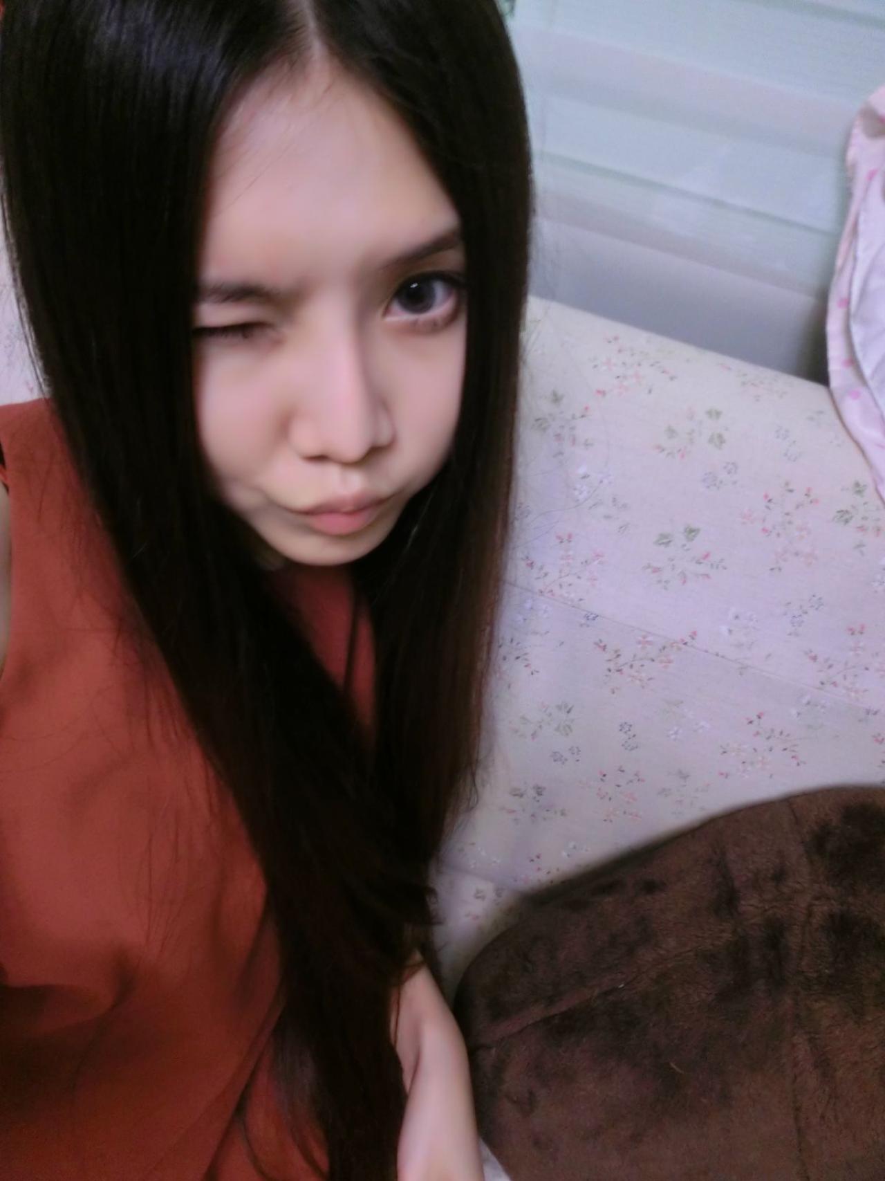 奕青含眨眼嘟嘴卖萌自拍