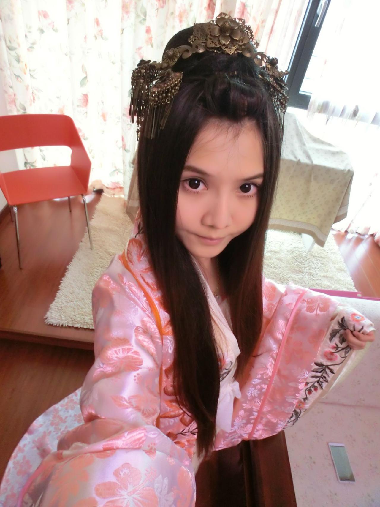 奕青含粉色古装照