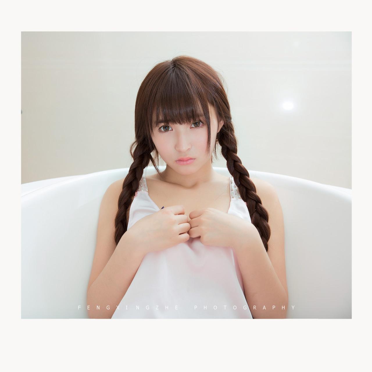双马尾辫的楚楚躺在浴缸里，双手叠放在胸口