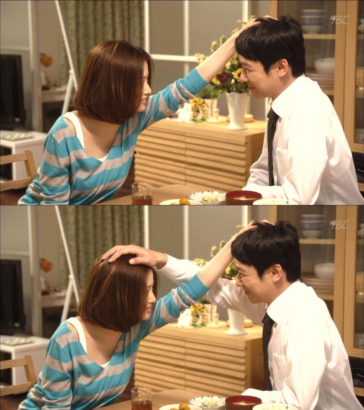 日本TBS电视剧《半泽直树》中堺雅人饰演的男主角半泽直树和上户彩饰演的女主角半泽花互相摸头的情景