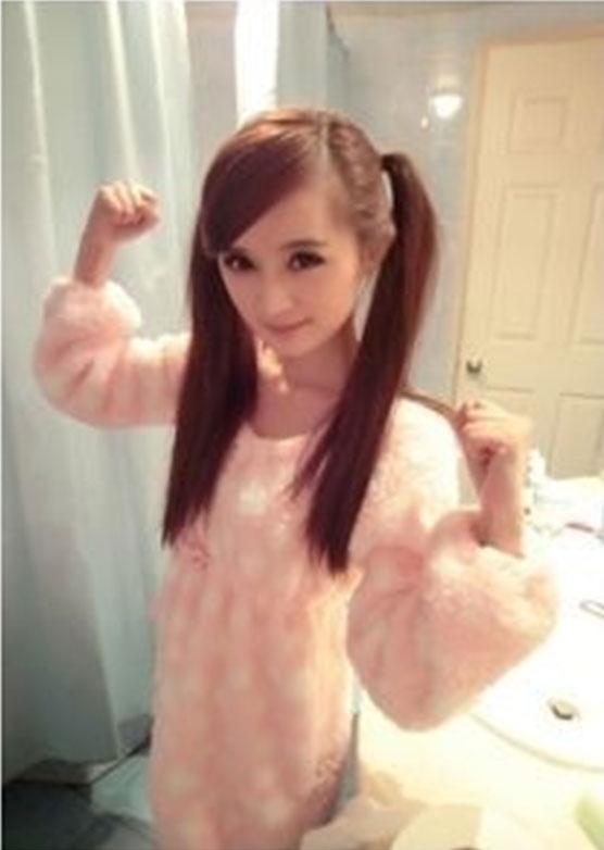 小排扮“大力士”萌表情