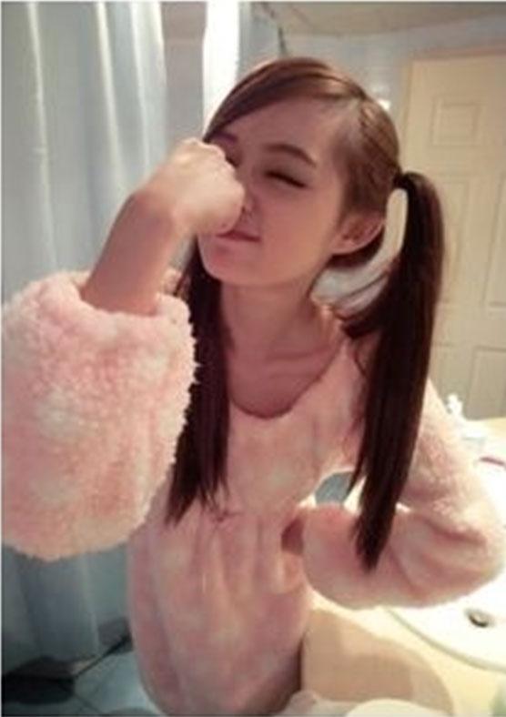 小排右手捏住鼻子眯眼卖萌表情