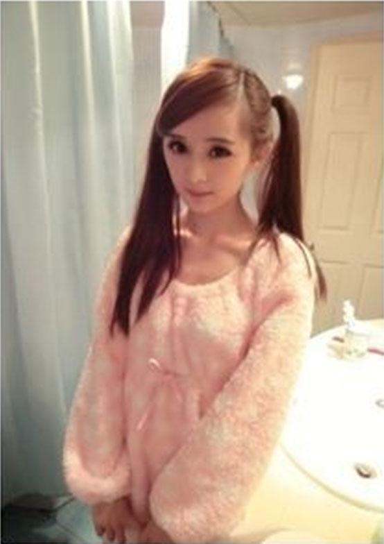 小排左手拉着右手食指拘谨的表情