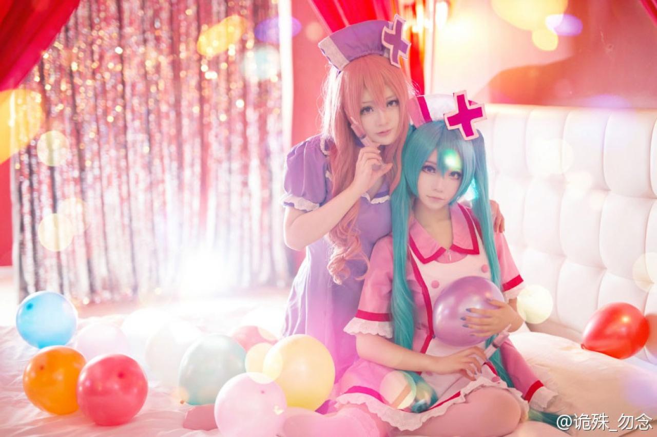 niku扮演巡音露卡和诡殊扮演初音未来拿着针筒和气球