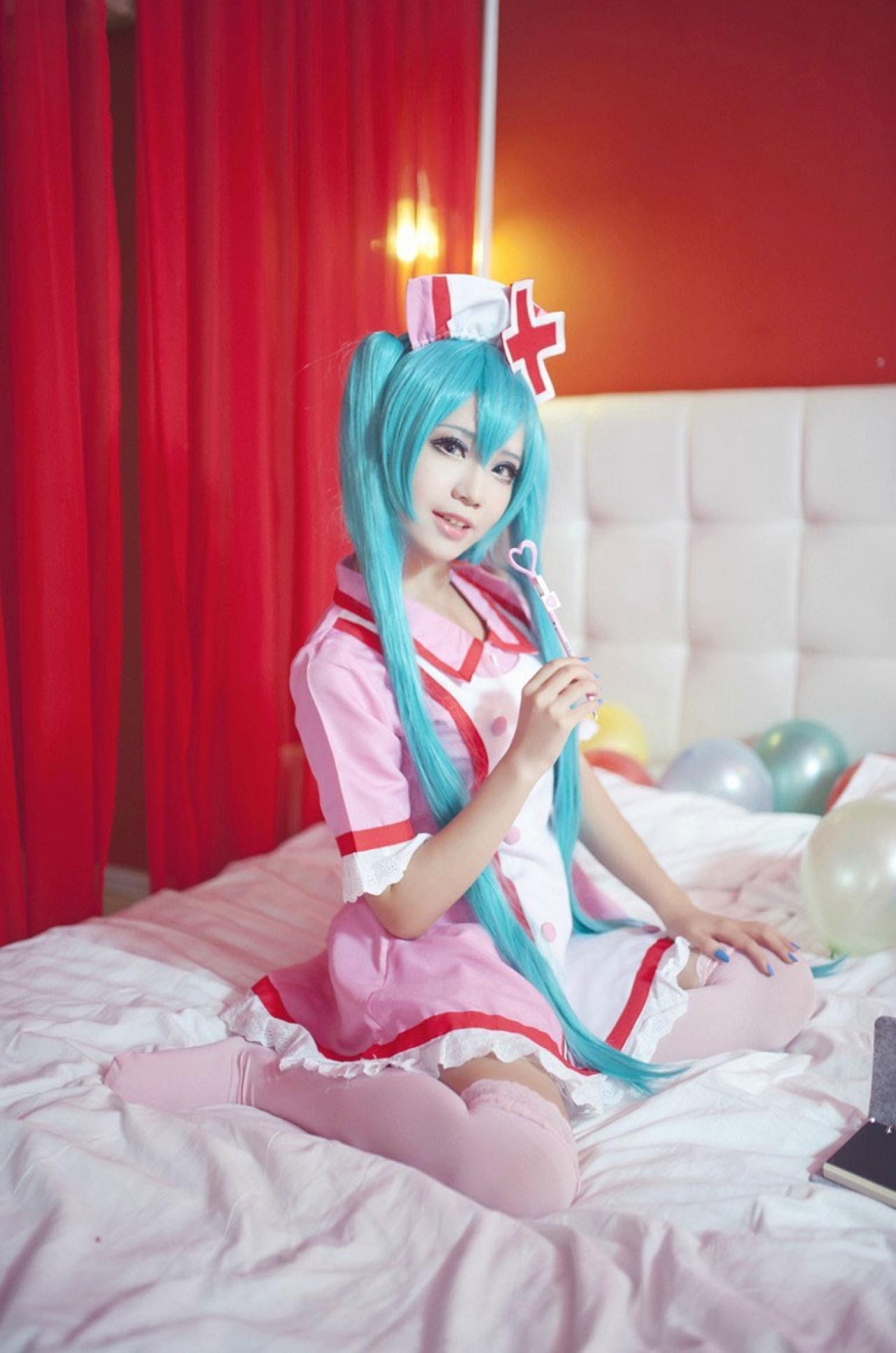 诡殊扮演初音未来拿着笔