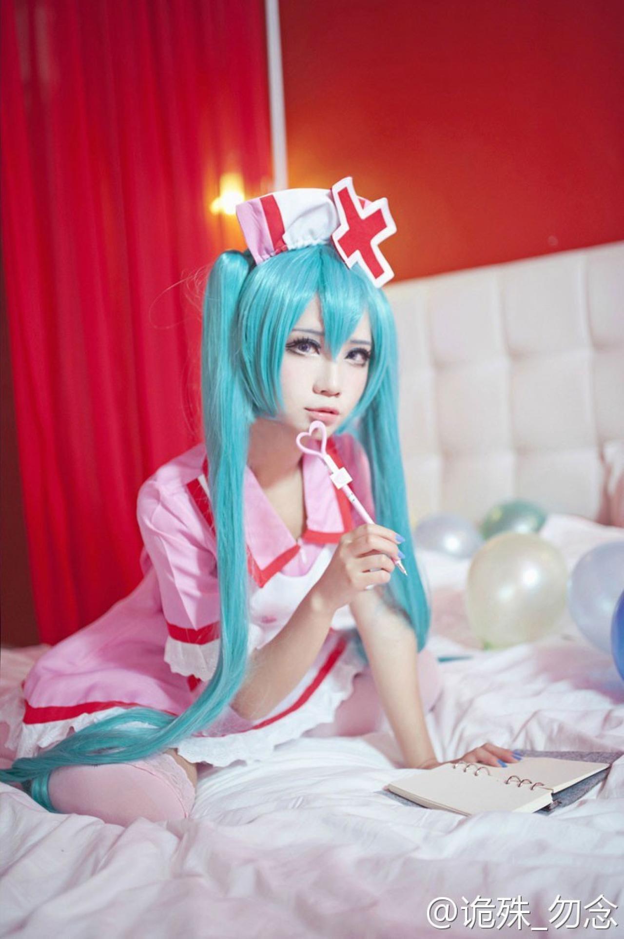 诡殊扮演初音未来提笔准备在记录本上写字