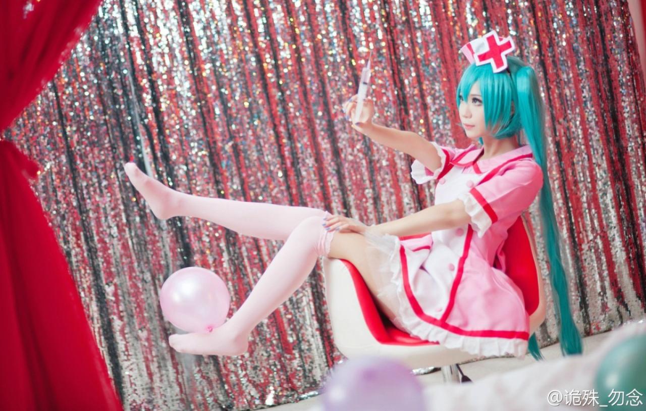 诡殊扮演初音未来斜躺在椅子上