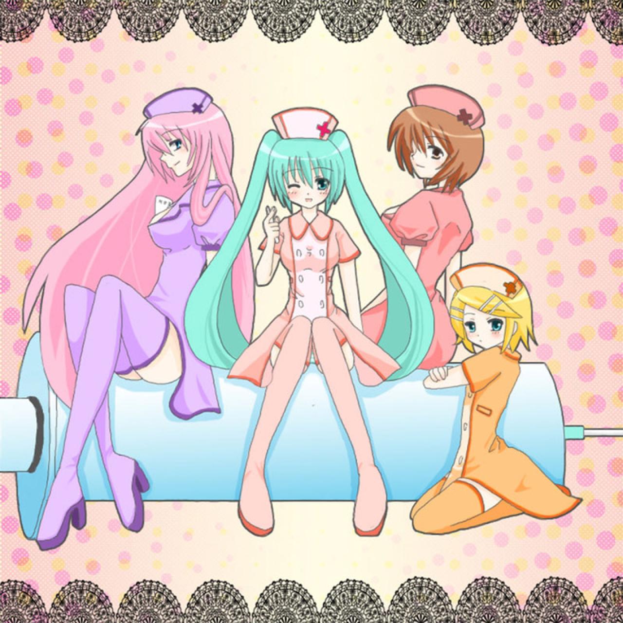 “恋色病栋”人设图：从左往右，分别是巡音露卡，初音未来，メイコ MEIKO，镜音铃