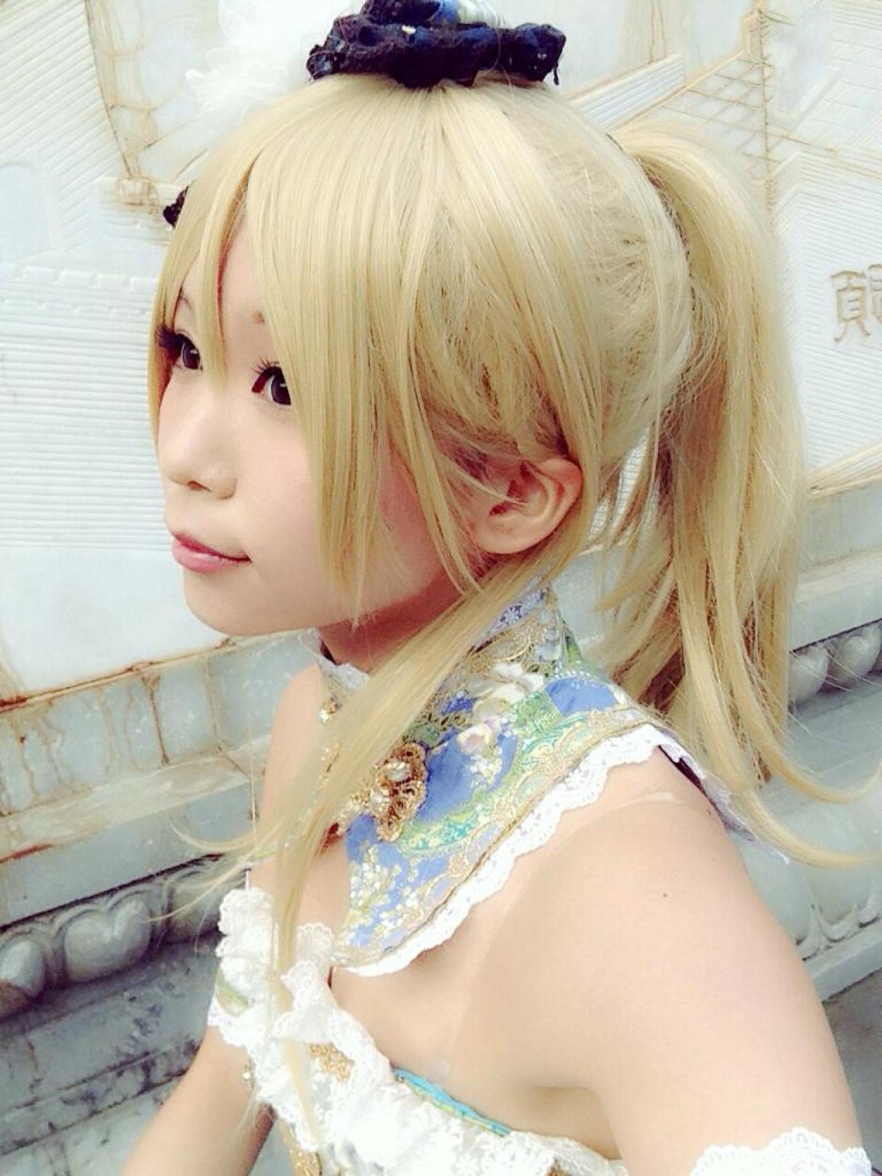 五木あきら扮演绚濑绘里的侧脸和单马尾