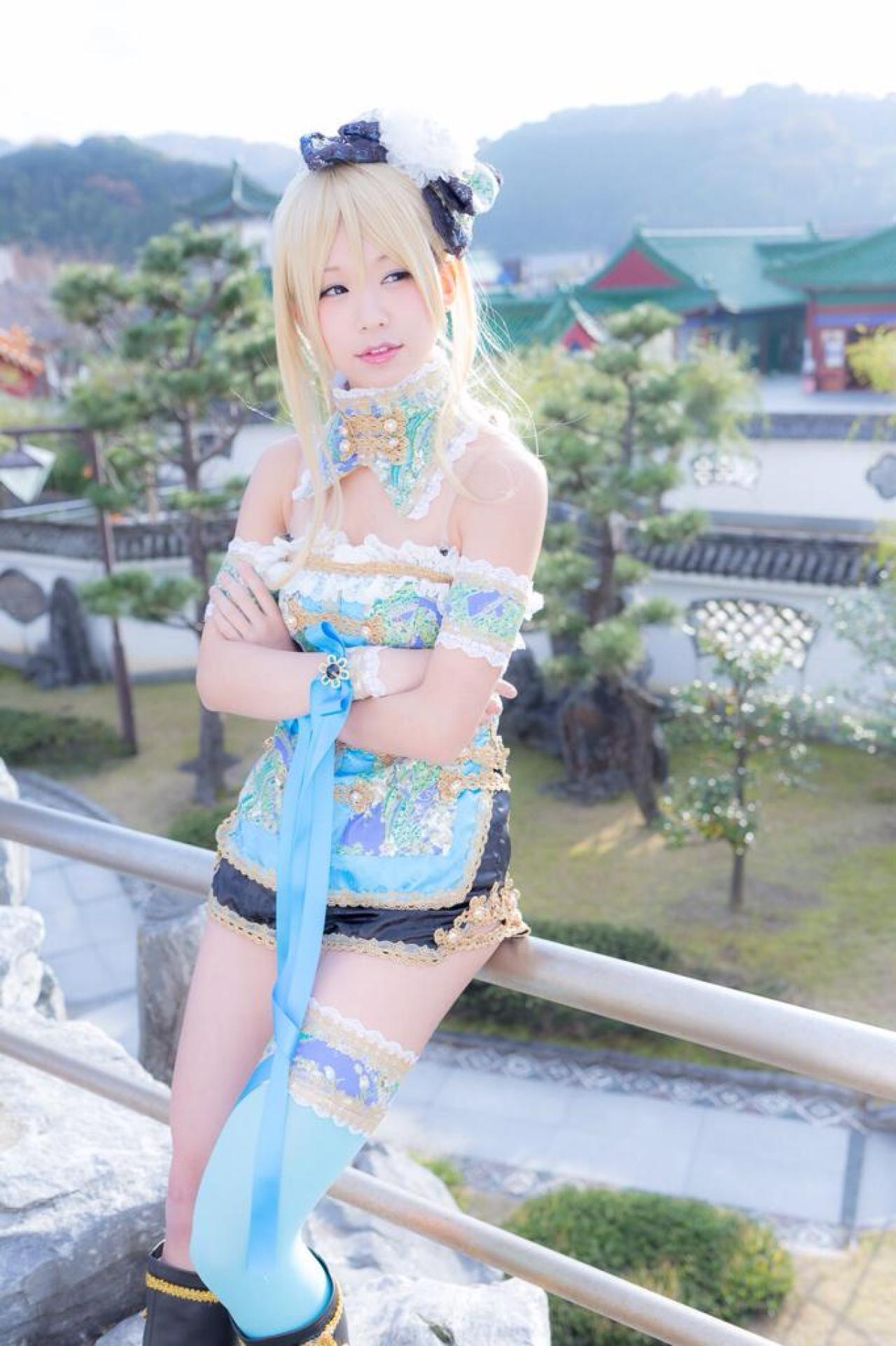 五木あきら扮演绚濑绘里双手叠放在胸前，靠在栏杆上