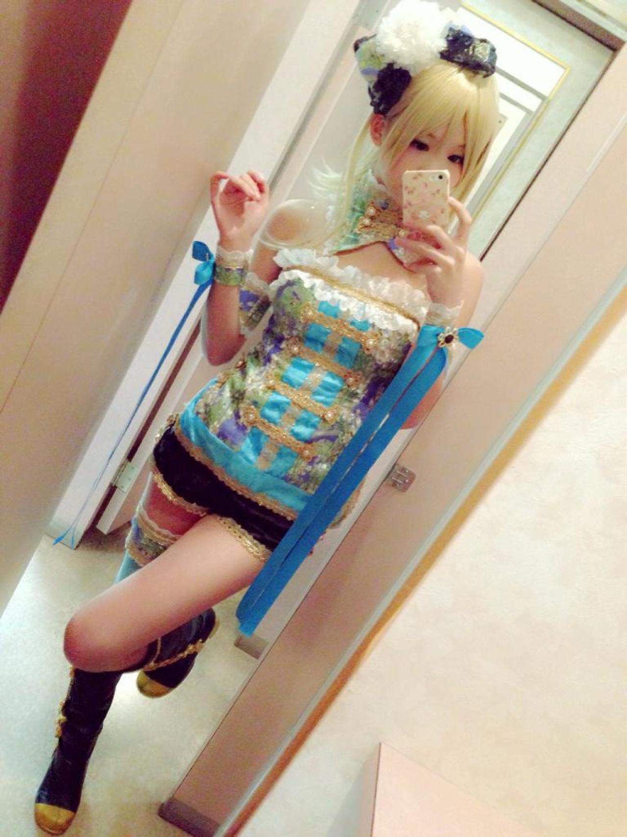 五木あきら扮演绚濑绘里对镜自拍