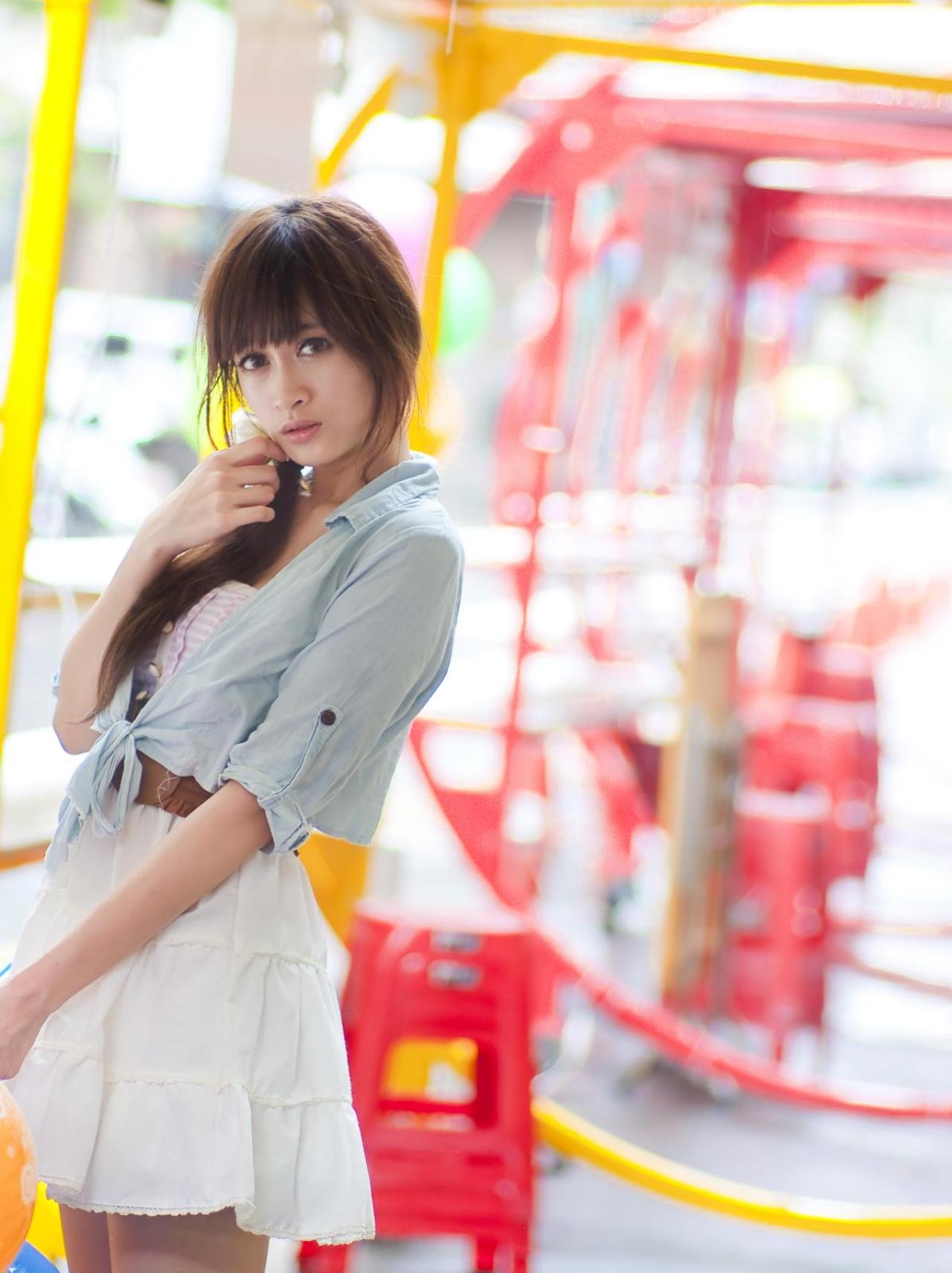 璟儿轻抚马尾侧面照 背景是黄红色的回廊