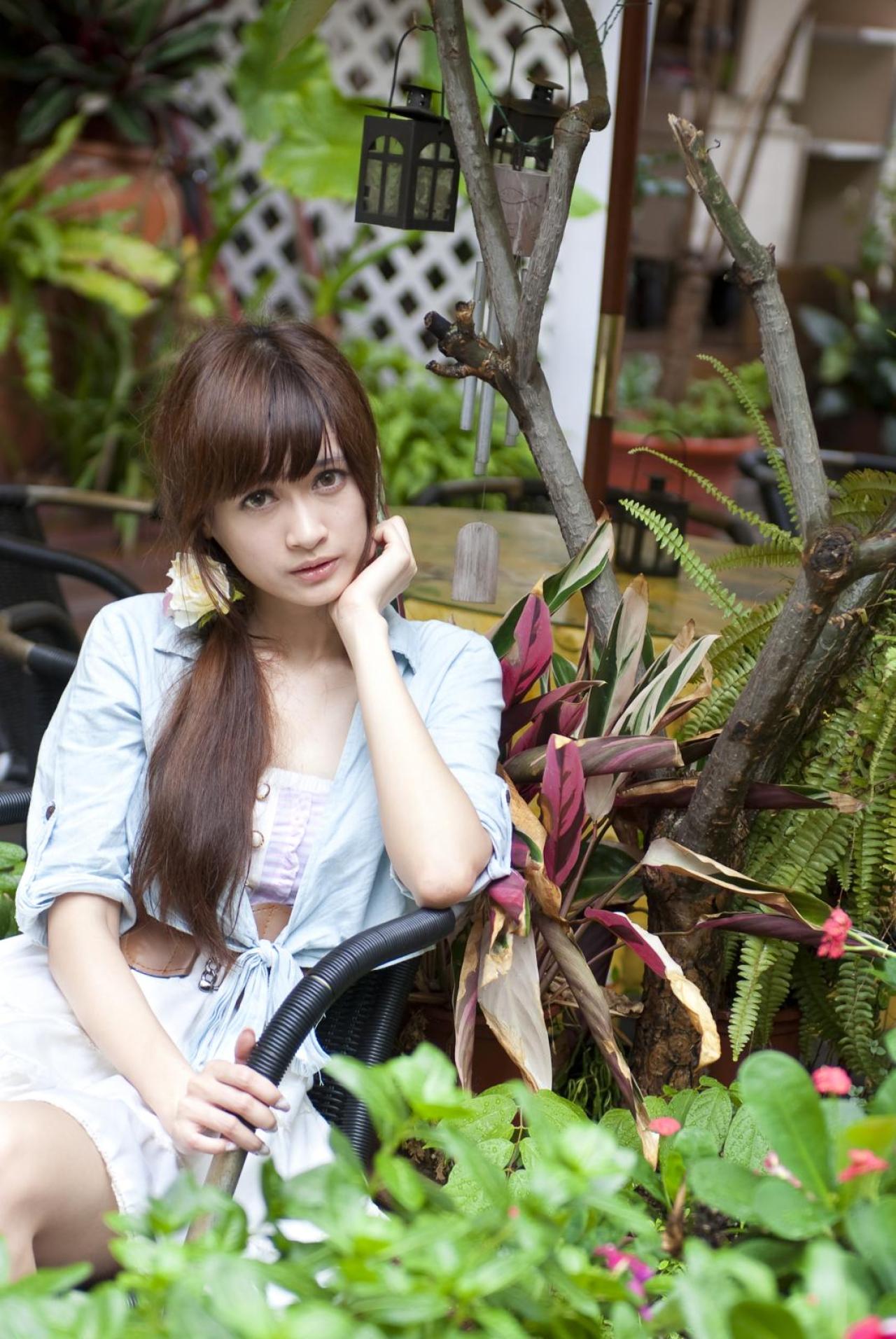 璟儿坐在桌旁的椅子上，左手轻扶脸庞