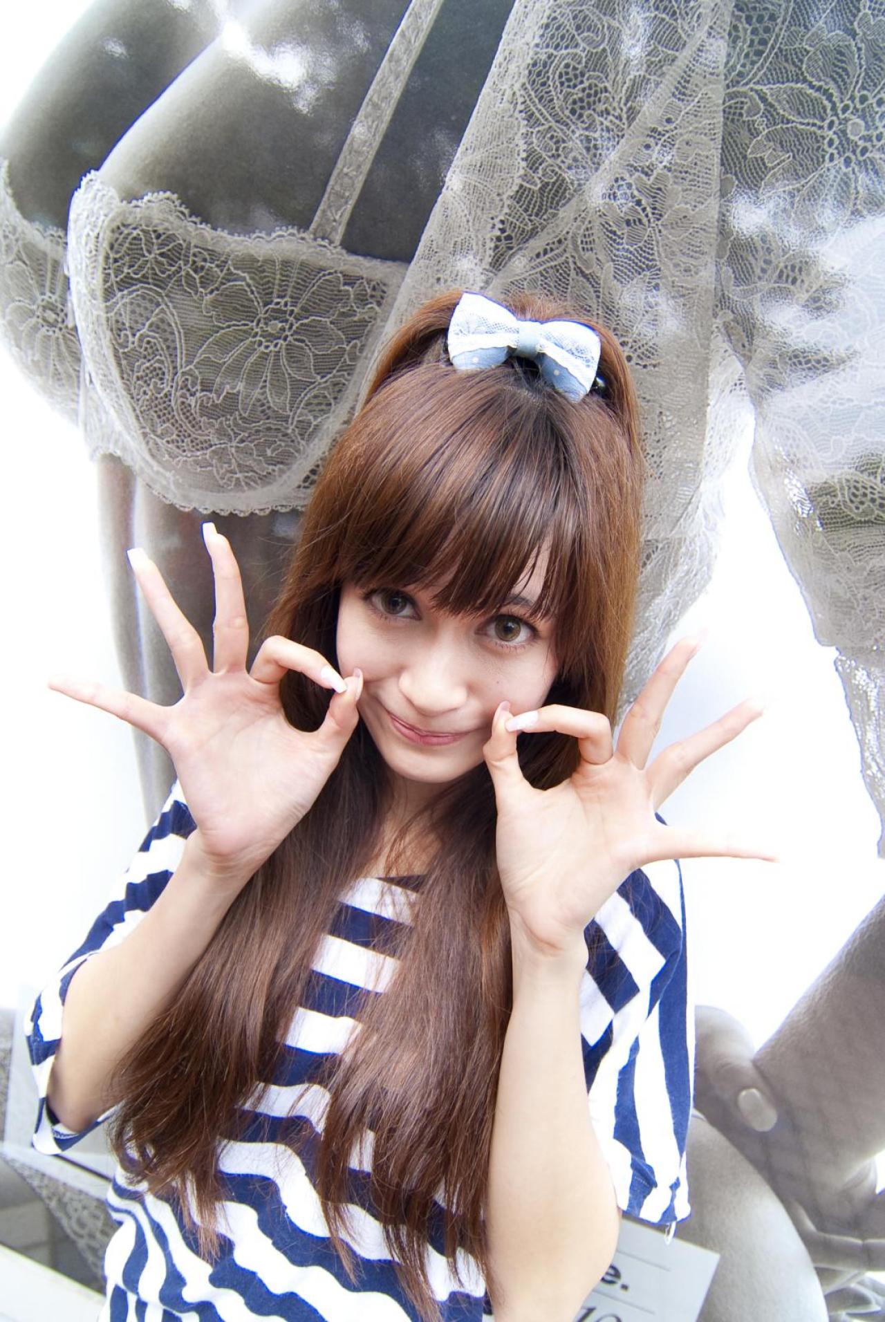 璟儿抿嘴，双手作OK手势