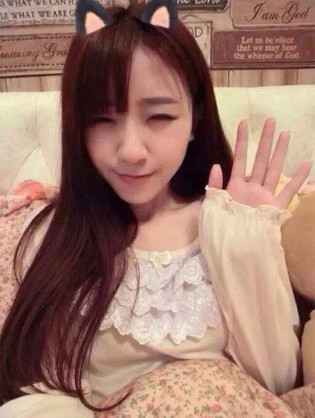 萌妹微笑招手微笑自拍照片