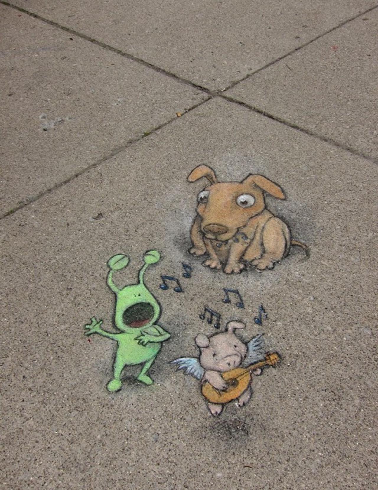 小狗坐着听Sluggo和飞猪在街头弹唱