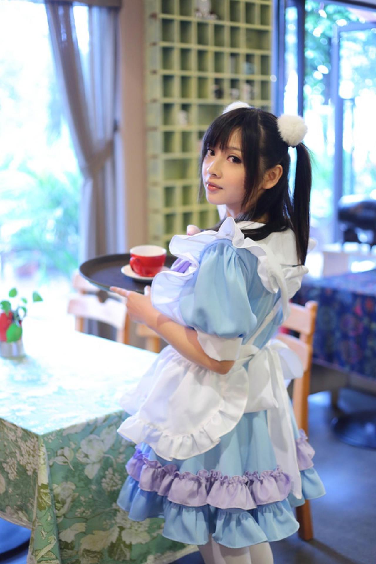 萌妹端着盘子走到餐桌前 立幅全身照