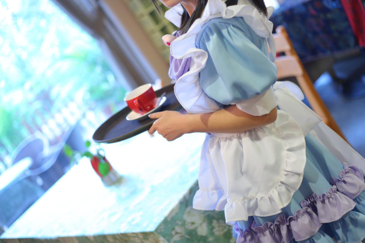 萌妹端着盘子走到餐桌旁 横幅局部照