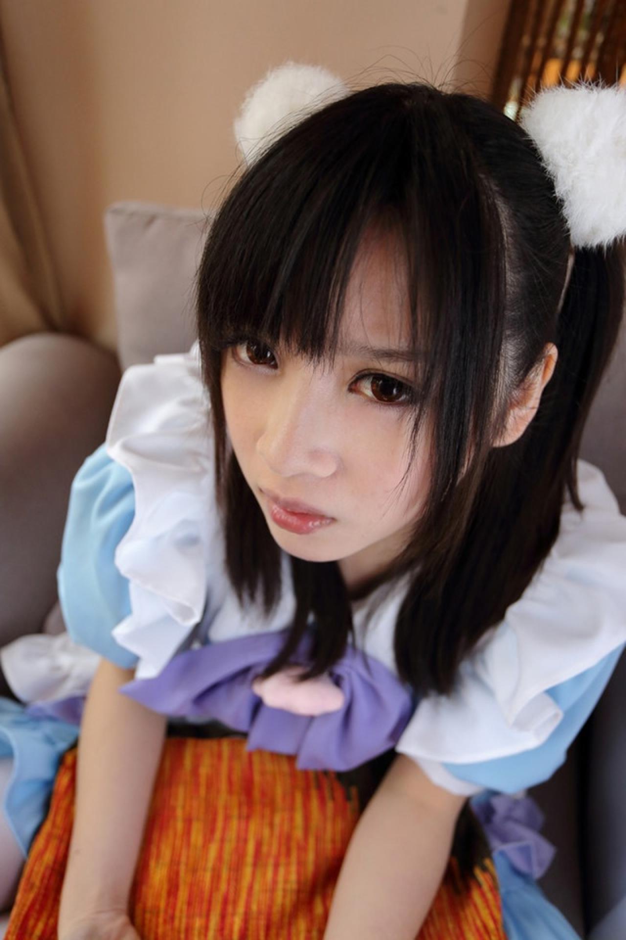 萌妹双手抱着盘子坐在沙发上