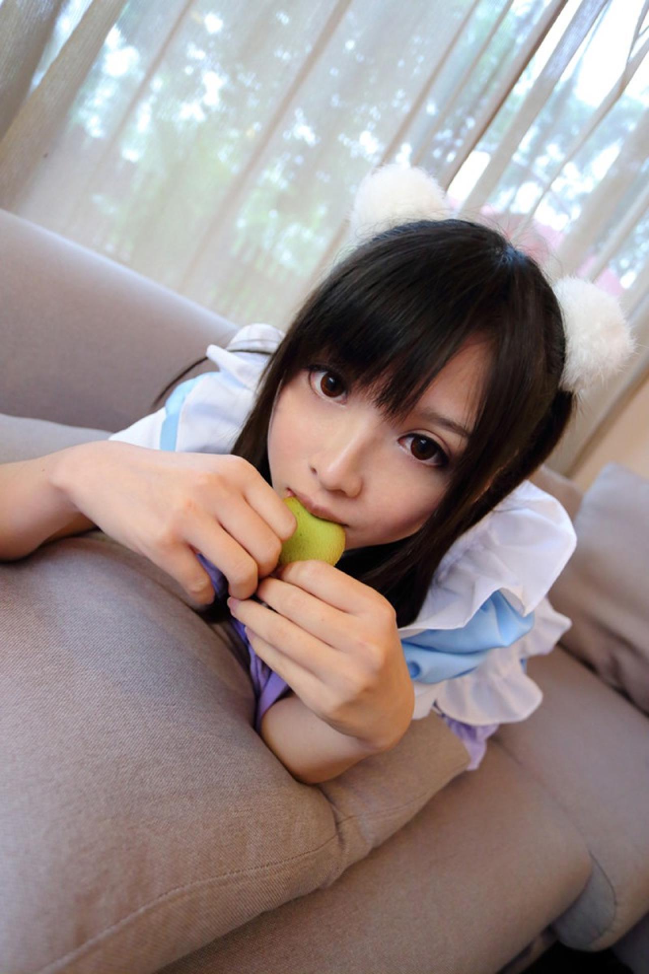 萌妹双手捧着甜点放进嘴中，“吃包”的神情