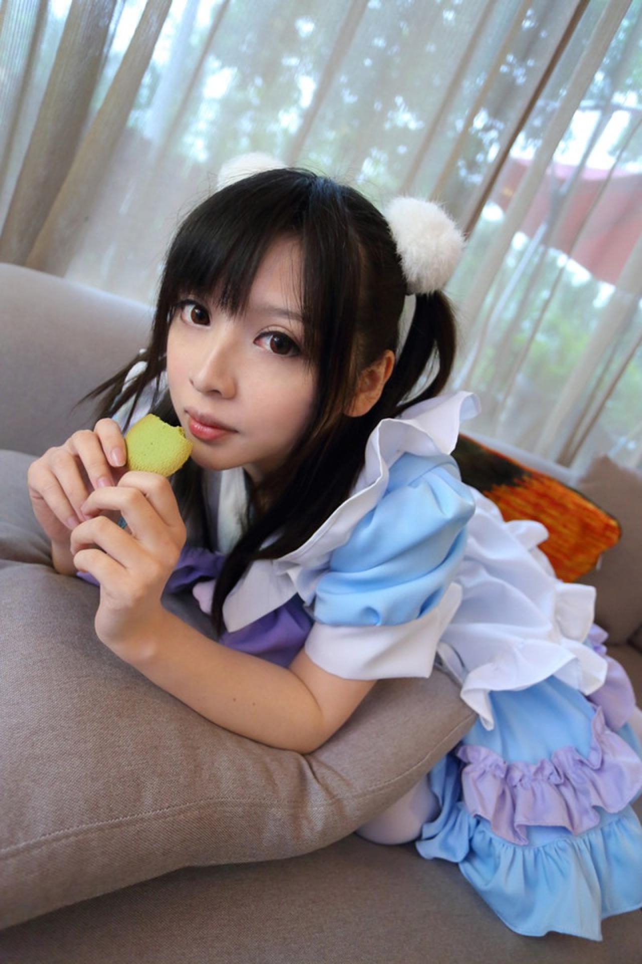 萌妹咬了一口甜点