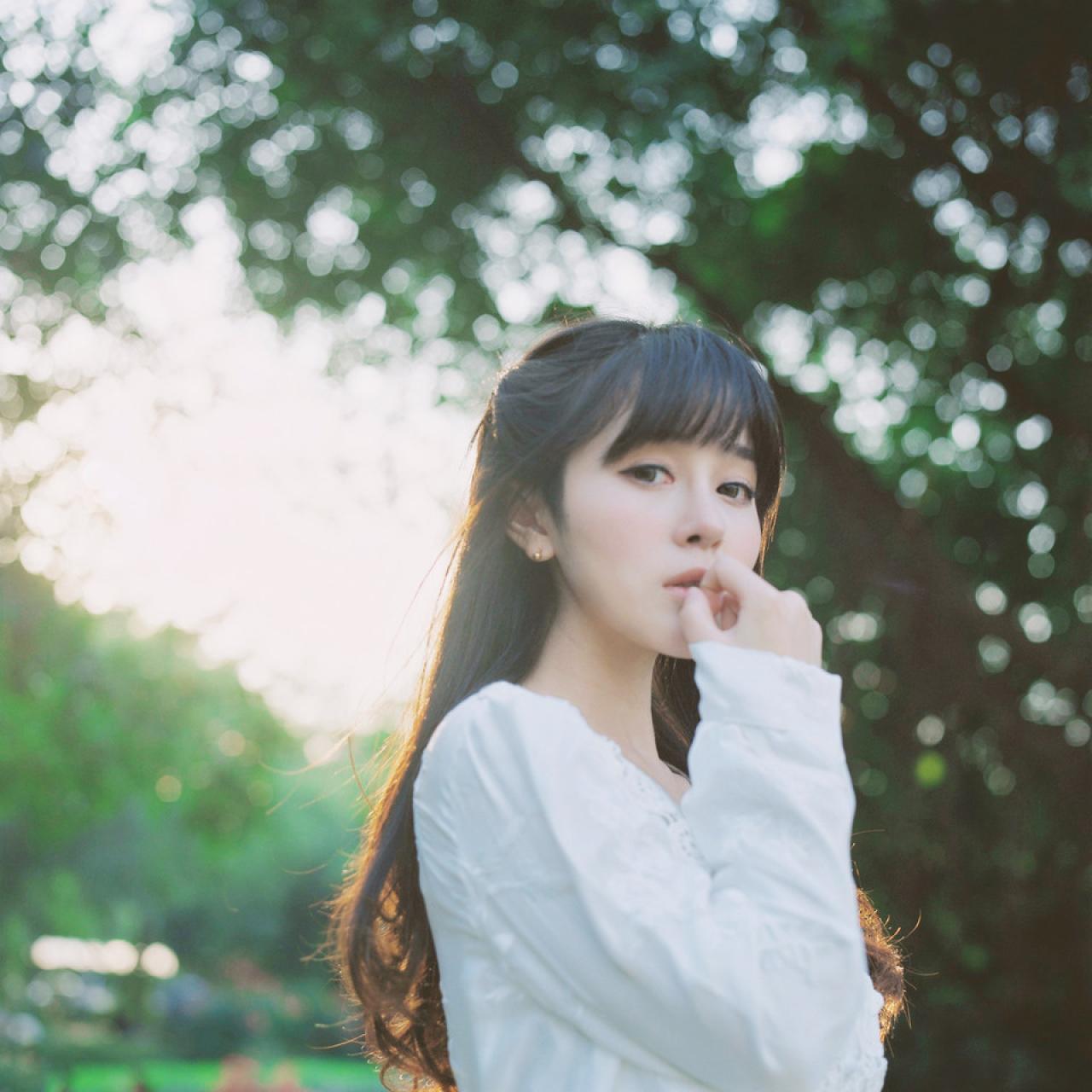 萌少女右手轻搭在嘴角