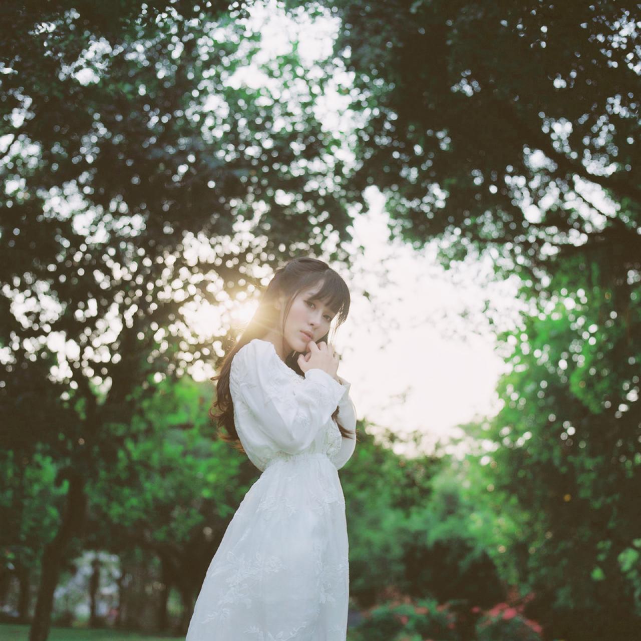 萌少女双手抱在一起放在胸口祈祷