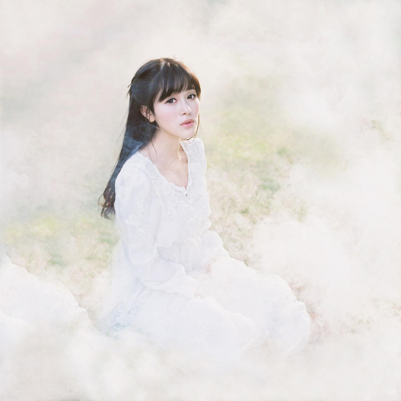 萌少女在白色的“云朵”之中