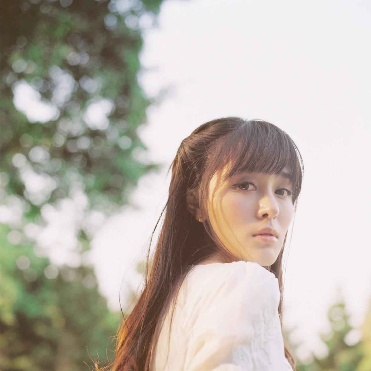 萌少女回眸的神情