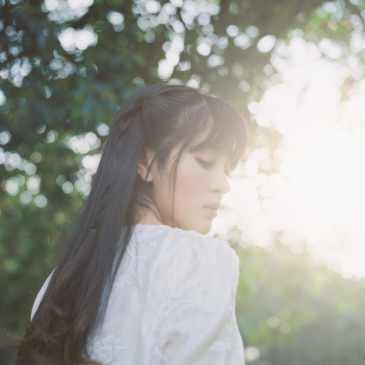 萌少女从日光中回眸的侧影