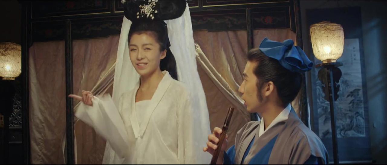 白素贞摆动右手手指（歌词：右手左手慢动作）