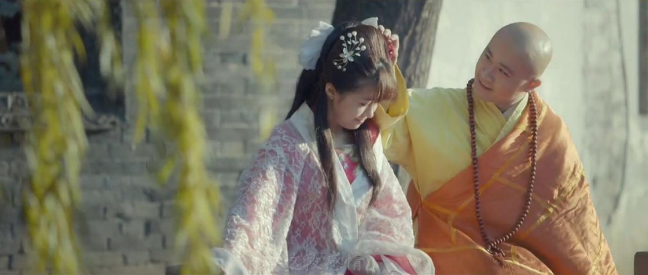 法海正在给白素贞戴头饰