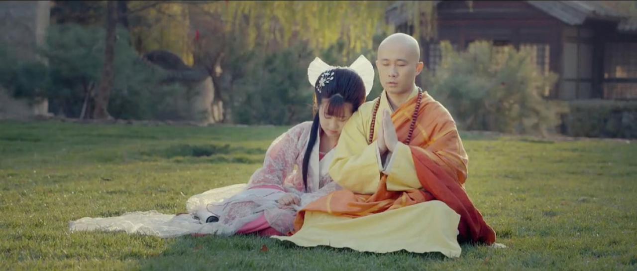 草地上，王怡悦饰演白素贞靠在法海的肩上