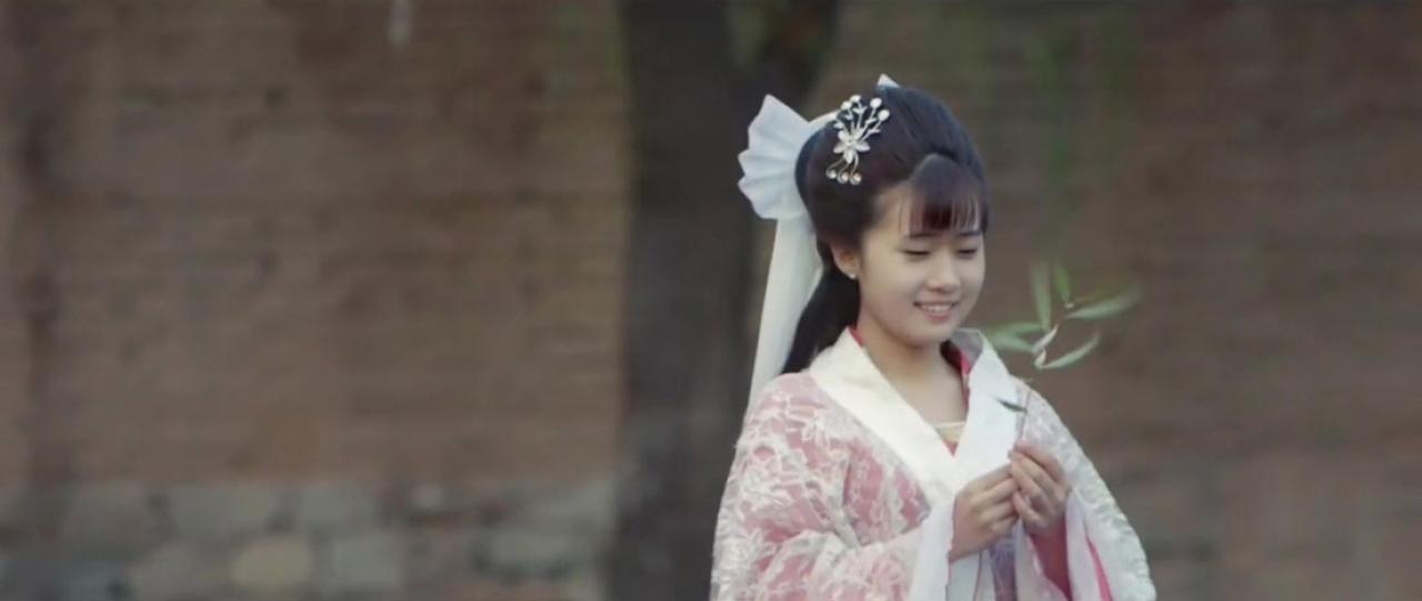 王怡悦饰演白素贞捧着小草，沉浸在欢乐中