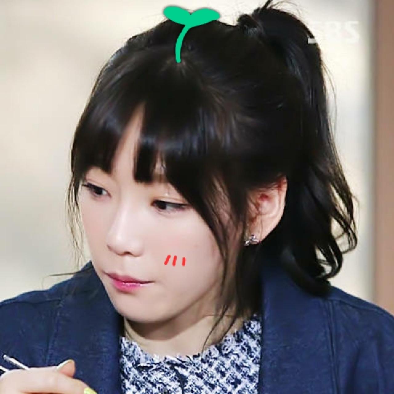 金泰妍认真哒吃饭表情