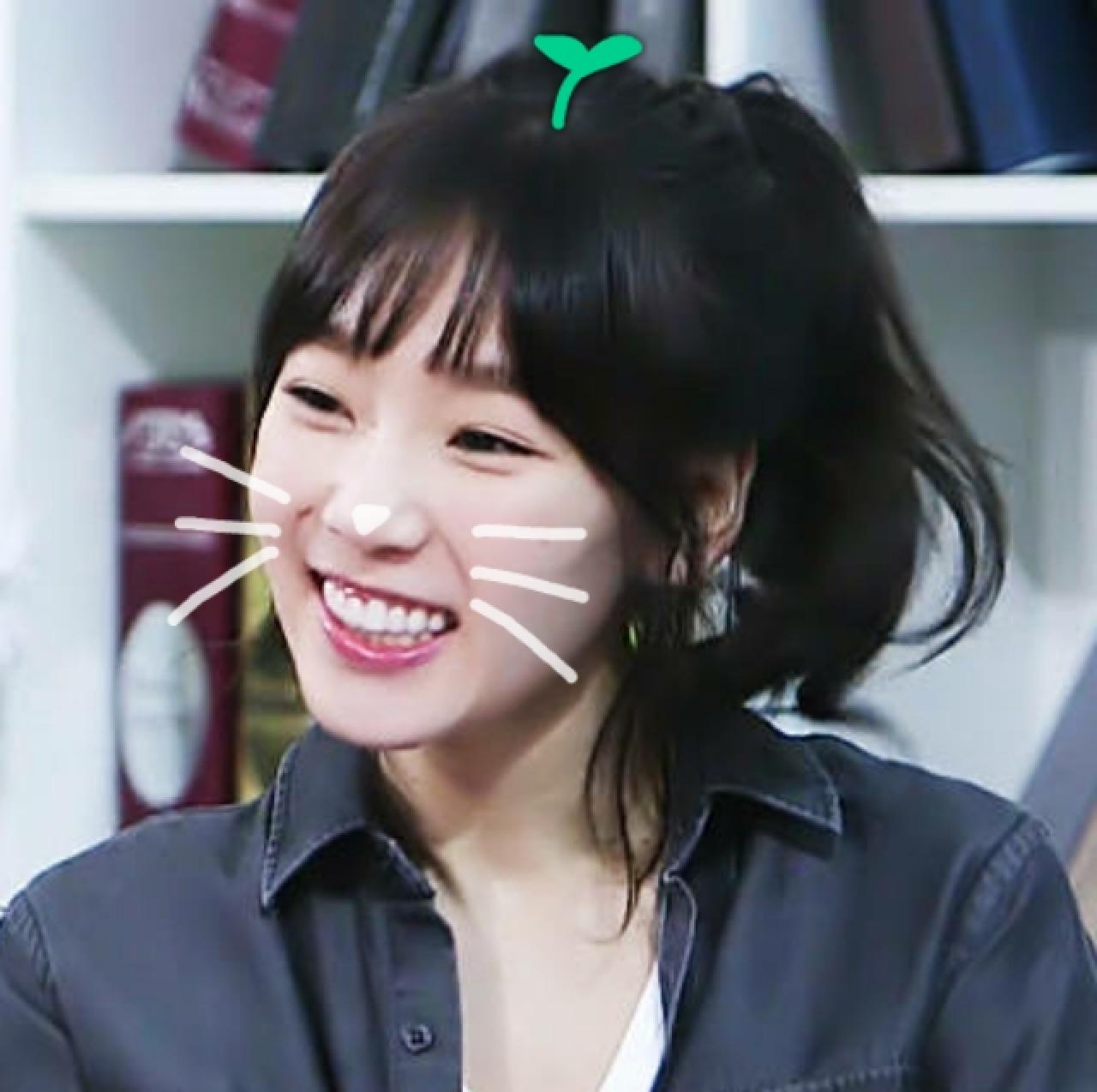 金泰妍微笑的小酒窝“猫胡子”表情