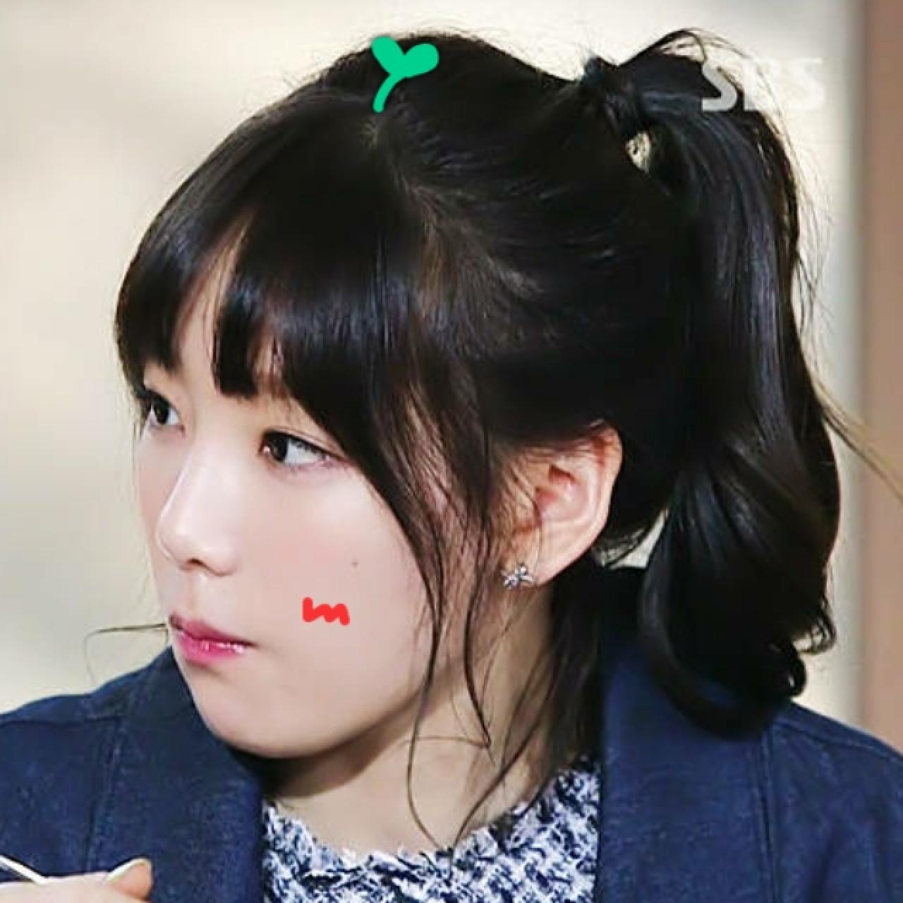 金泰妍拿着筷子的表情