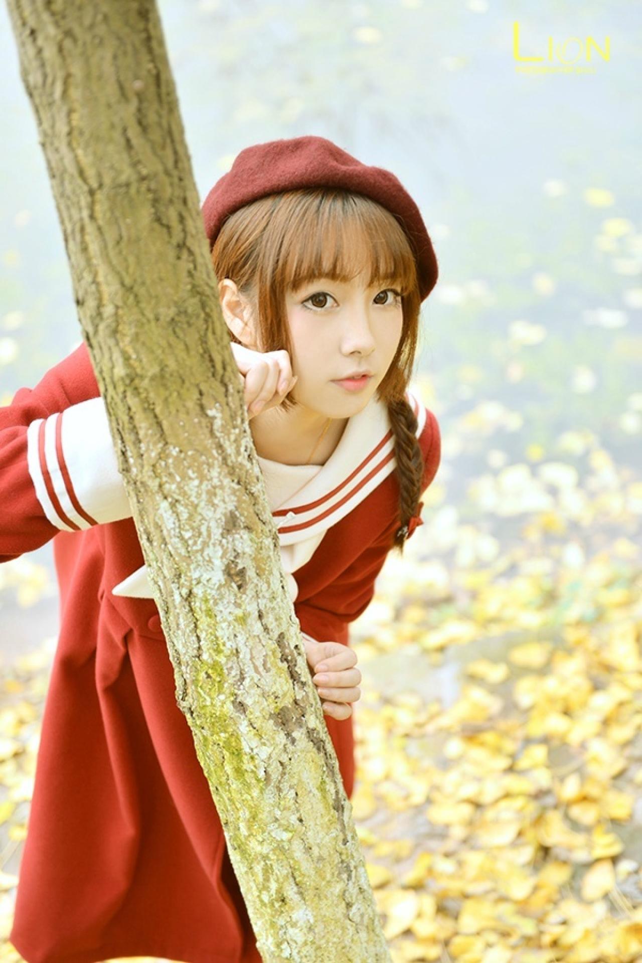 萌妹子扒在树干背后