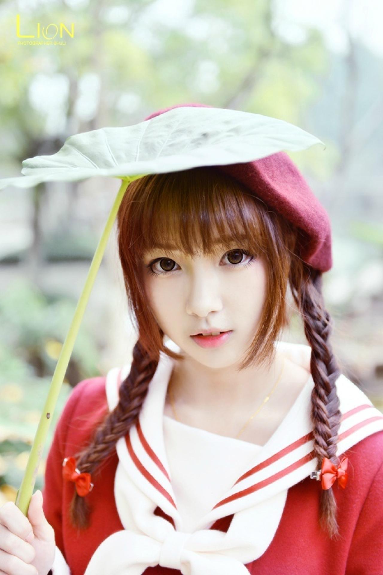 萌妹子举着荷叶