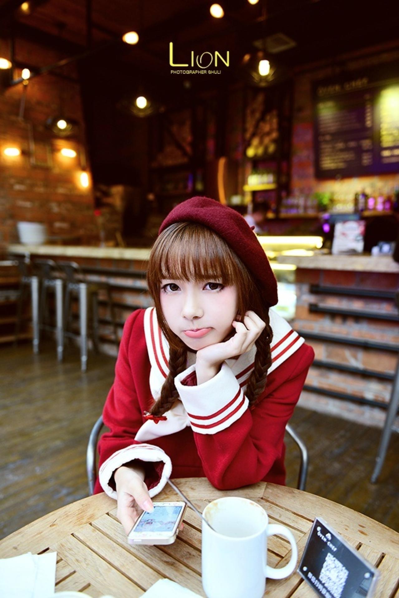 萌妹子扒在餐桌上，撅嘴卖萌