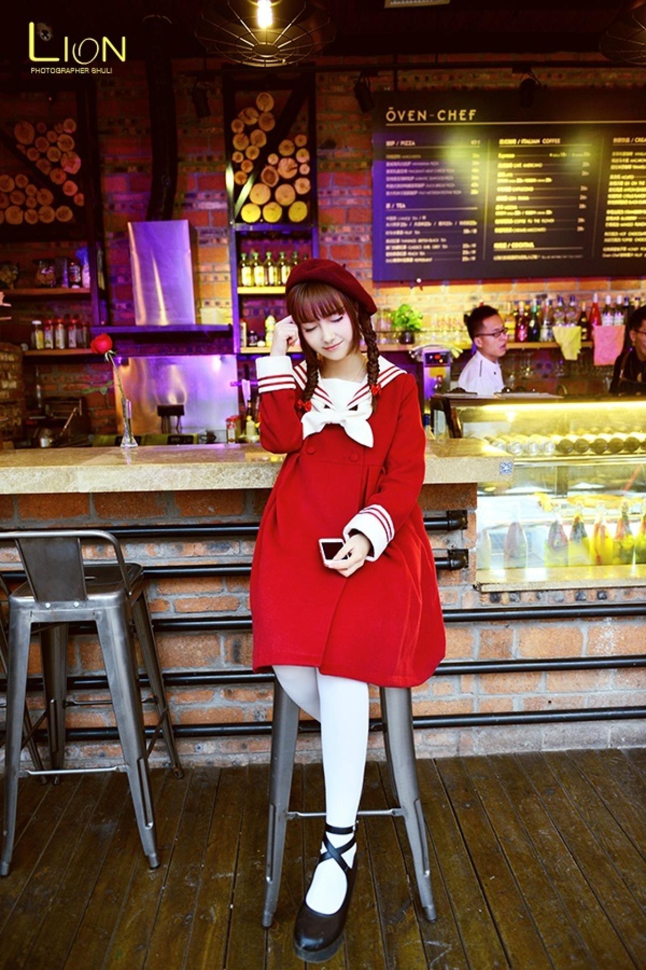 萌妹子靠坐在吧台旁