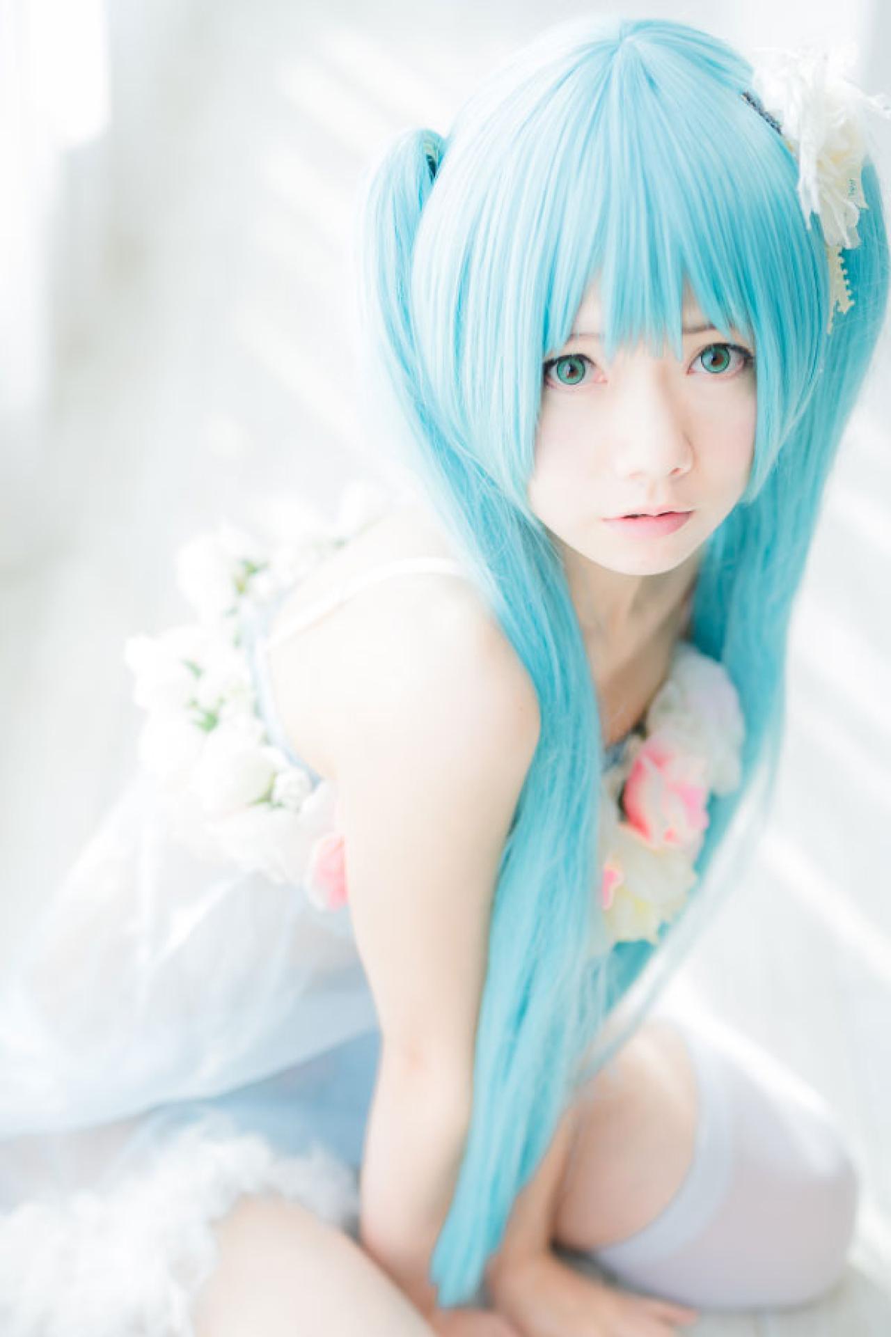 あっきん扮演初音未来坐在地板上的侧面照