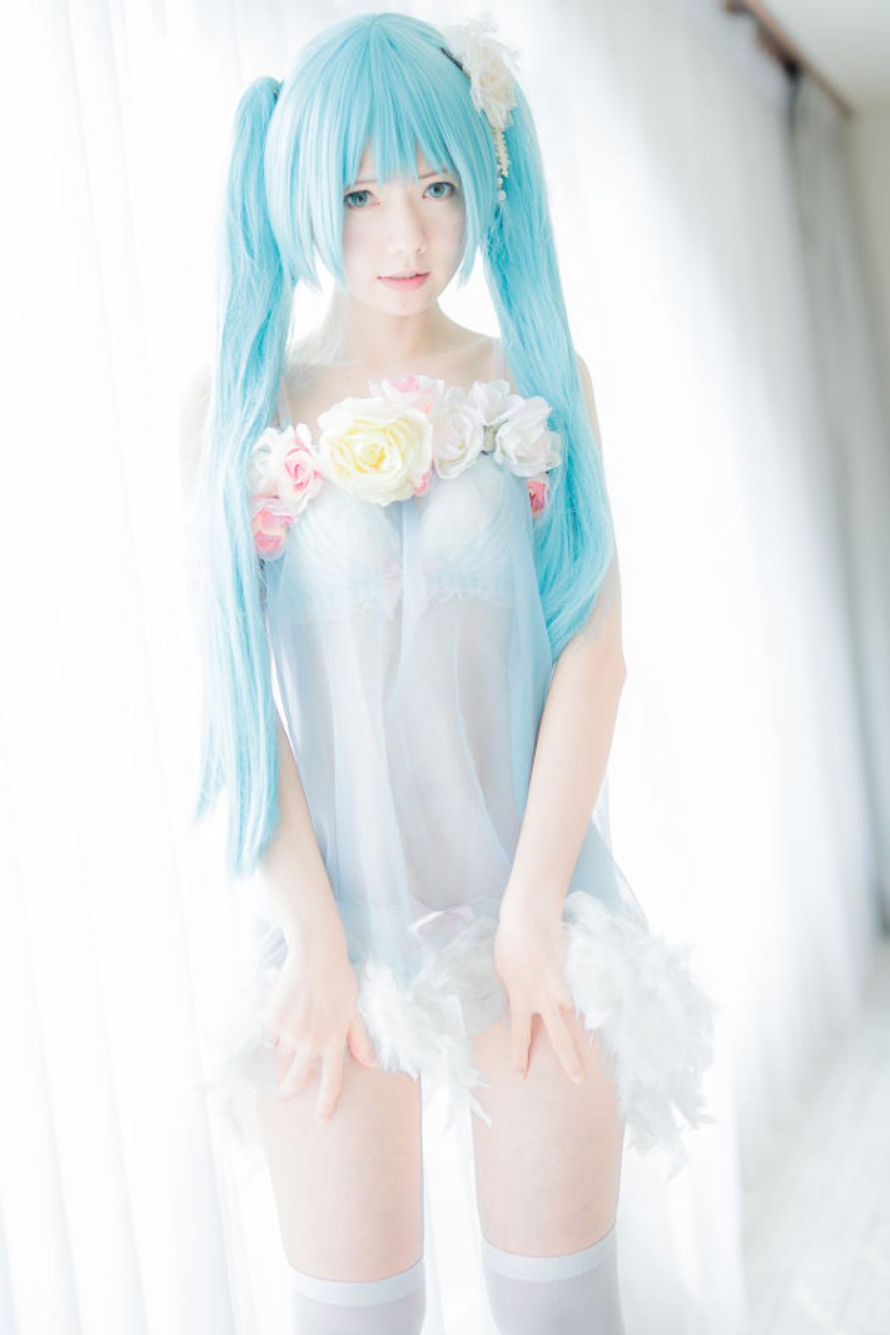 あっきん扮演初音未来站在窗前