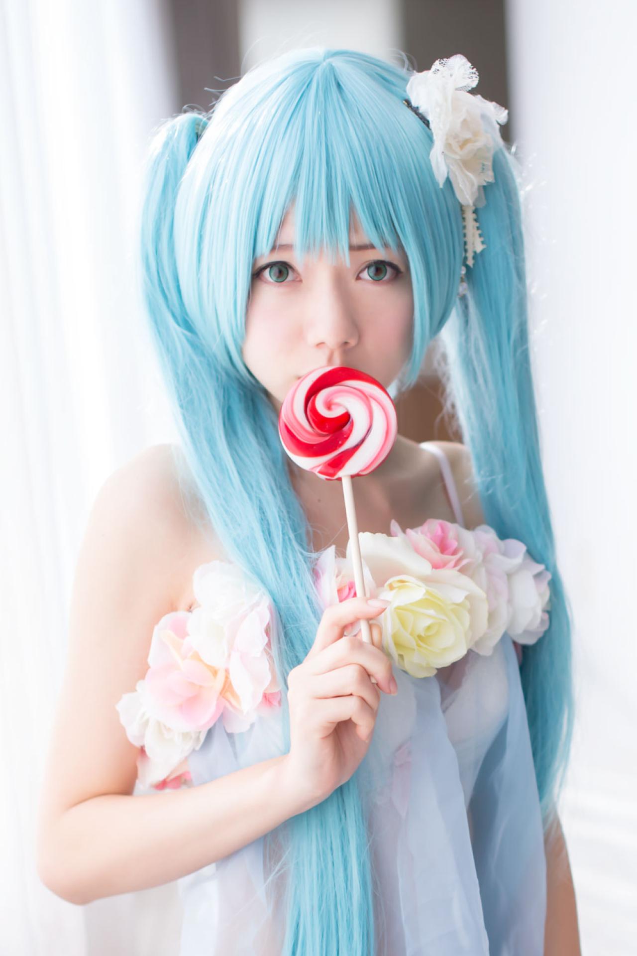 あっきん扮演初音未来拿着棒棒糖的上半身照